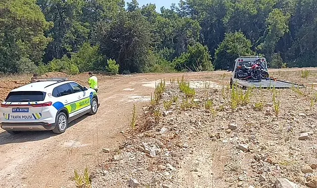 Trafik uygulamasını görünce motosikletini ormanlık alana bırakıp kaçtı, cezadan kaçamadı
