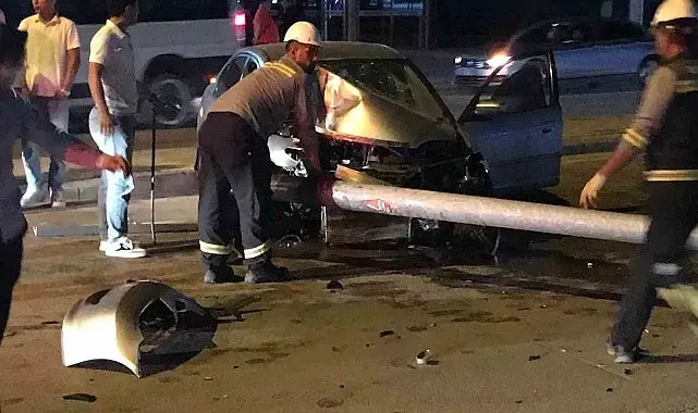 Kontrolden çıkan otomobil aydınlatma direğini devirdi: 1 yaralı