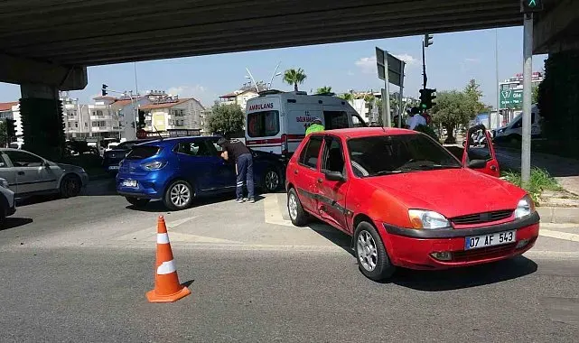Antalya'da iki otomobil çarpıştı: 1 yaralı