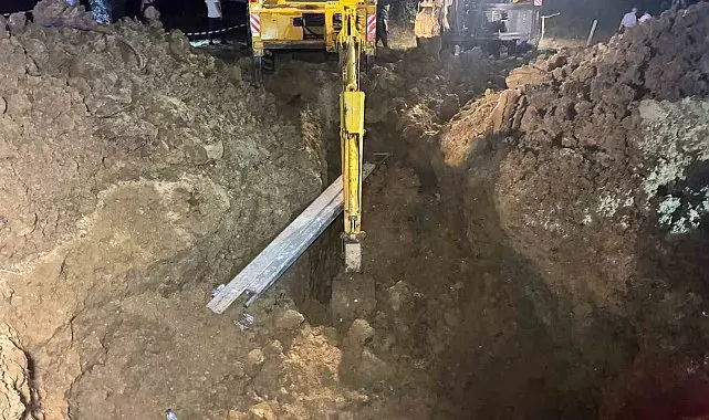Toprak altında kalan baba oğul kurtarıldı