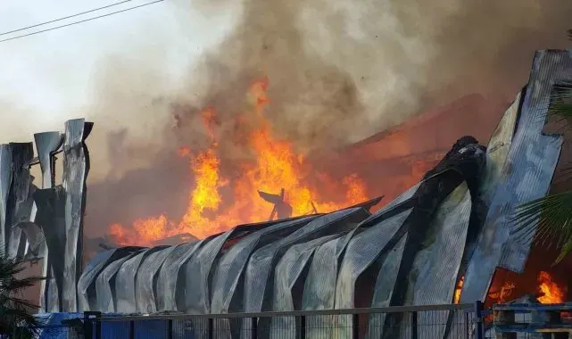 Samsun'da bebek bezi fabrikası alev alev yanıyor