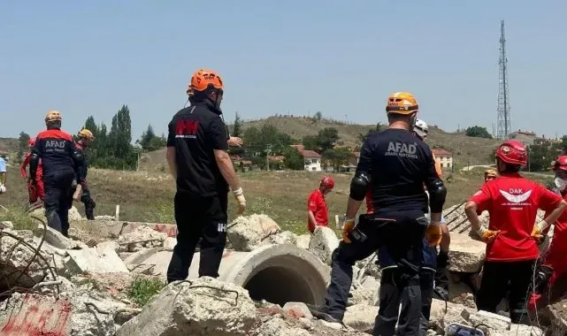 Saha Uzantılı Masa Başı Deprem Tatbikatı, Vali Aksoy'un başkanlığında gerçekleştirildi
