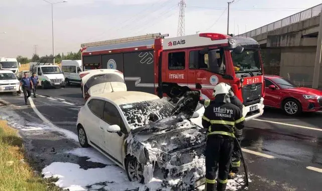 Bayram ziyareti için yola çıktığı araç alev aldı