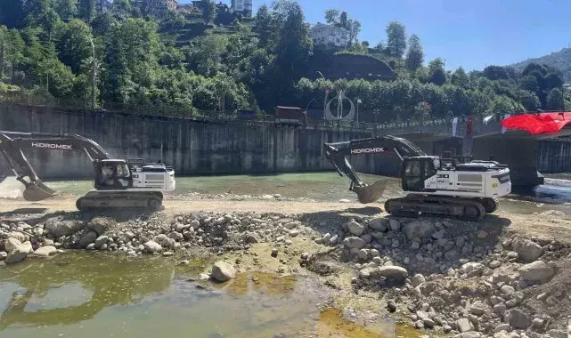 Rize'de sel risklerini azaltmada kullanılacak olan 8 iş makinesi dere ıslahlarına başladı