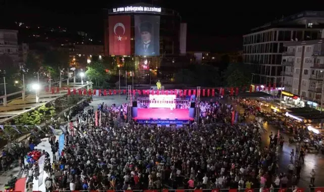 Binlerce Aydınlı kent meydanında bir araya geldi