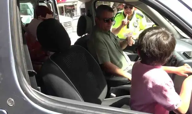 Trafik polisinden denetimde çikolata tadında uyarı: "Senin çikolata parası gider"