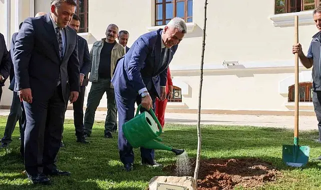 Bakan Bolat, Bilecik Valiliği bahçesinde adını taşıyan çınar fidanını dikerek can suyu verdi