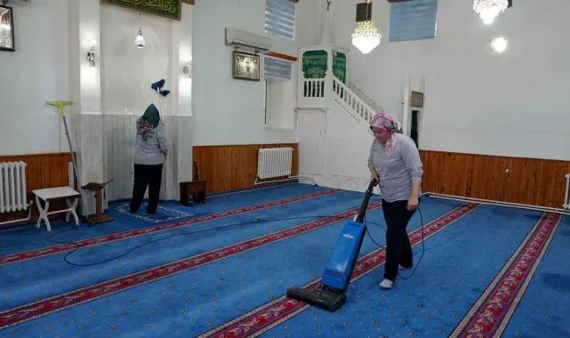 Tepebaşı'ndaki camilerde Kurban Bayramı temizliği