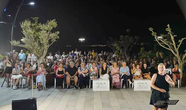 Ayvalık'ta tarihi Gümrük Meydanı sanatseverlerin buluşma noktası oldu