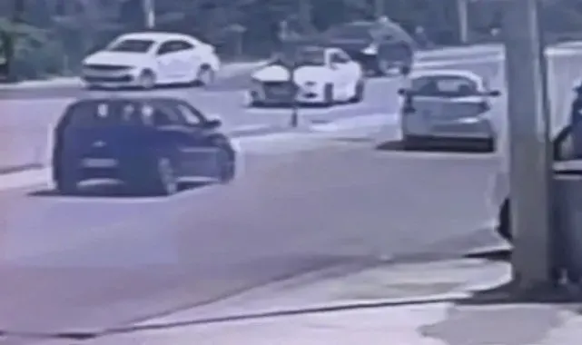Işıkta aniden şerit değiştiren araca, otomobil çarptı
