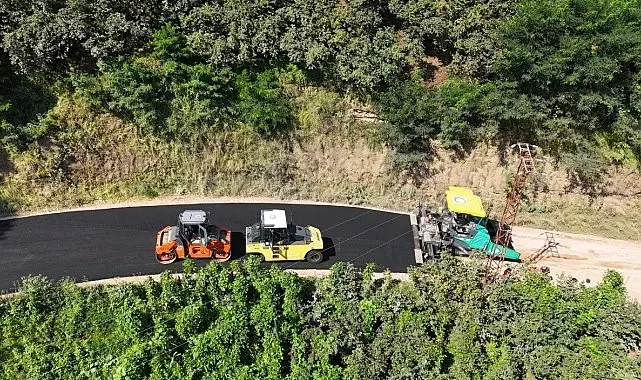 Ordu Büyükşehir, 2 ilçede mahalleleri bağlayan yolu sıcak asfaltla buluşturdu