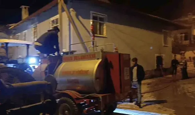 Muhtarın erken müdahalesi yangının büyümesini önledi