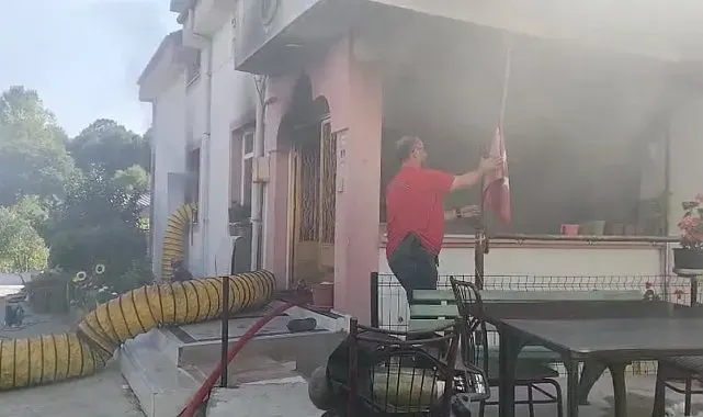 İtfaiyecinin Türk bayrağı hassasiyeti