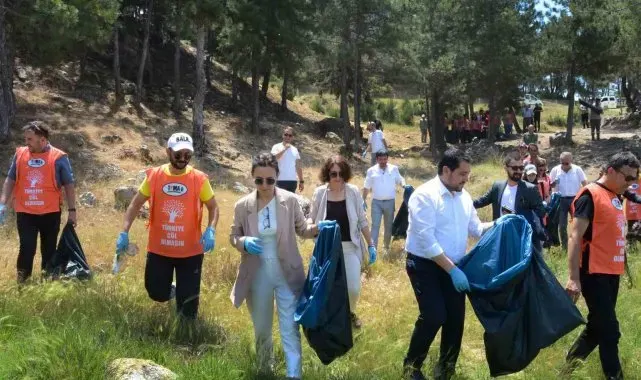 Uşak'ta Karaağaç Göledinde temizlik etkinliği yapıldı
