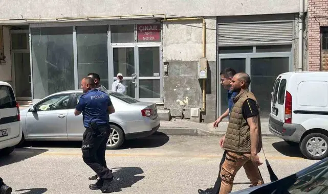 Eşini başka bir adamla yakalayan koca sınır dışı edildi