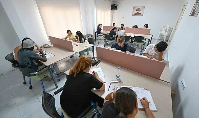 Mersin'de gençler sınavlara okuma salonunda hazırlanıyor