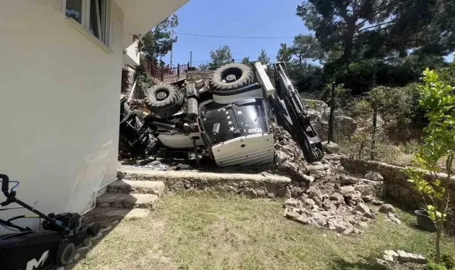 Devrilen iş makinesinin altında kalan çocuk hayatını kaybetti
