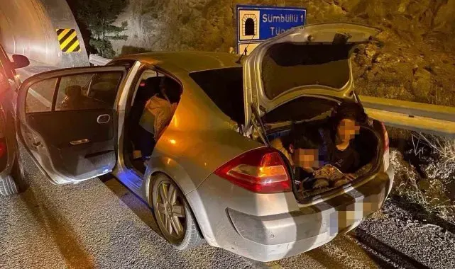 Artvin'de otomobilin bagajından kaçak göçmen çıktı