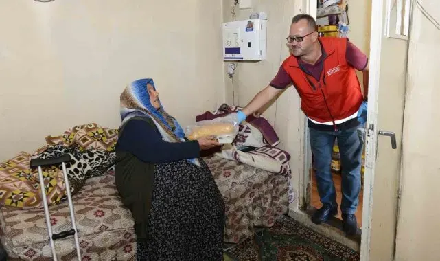 Evlerinde yalnız yaşayan yaşlıların yemekleri karşılanıyor