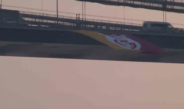 Şampiyon Galatasaray'ın bayrağı İstanbul Boğazı'nda dalgalandı