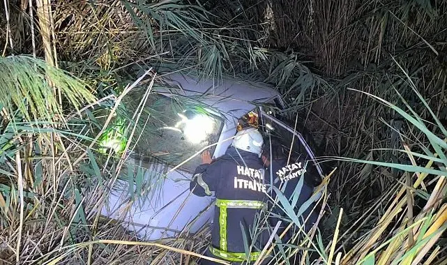 Kırıkhan'da otomobil sulama kanalına uçtu