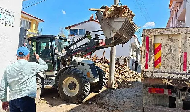 Hisarcık'ta riskli metruk bina kontrollü şekilde yıkıldı