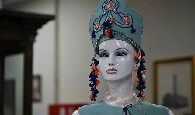 Kadın zarafetinin asırlık hikâyesi kıyafet ve motiflerle eniden yorumlandı