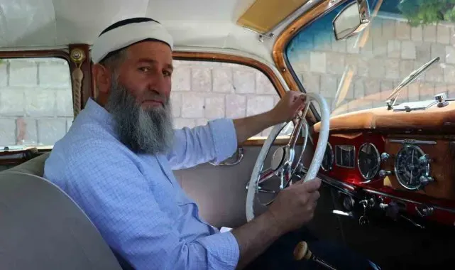 Adnan Menderes'in korumasının kullandığı otomobile gözü gibi bakıyor