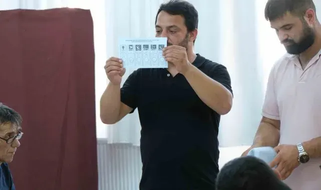 Büyükkarıştıran beldesinde oy sayma işlemi başladı