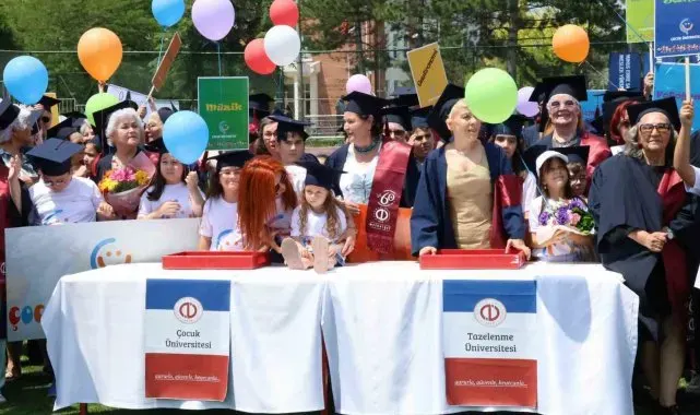 7'den 70'e mezuniyet sevinci yaşayan Anadolu Üniversitesi öğrencileri kep attı