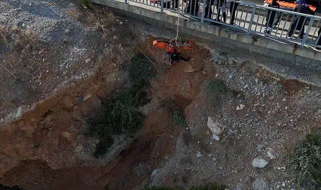Deniz keyfi hastanede son buldu, kayalık alanda mahsur kalan vatandaş 2 saatte kurtarıldı