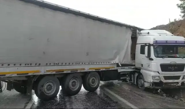 Antalya-Denizli yolunda tır makasladı, yol trafiğe kapandı
