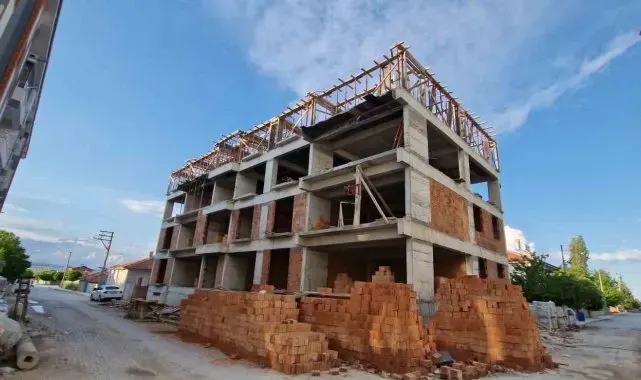 Çorum'da 3. kattan düşen inşaat işçisi ağır yaralandı