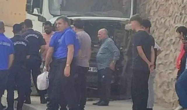 Elazığ'da kamyon duvara çarptı: 1 yaralı
