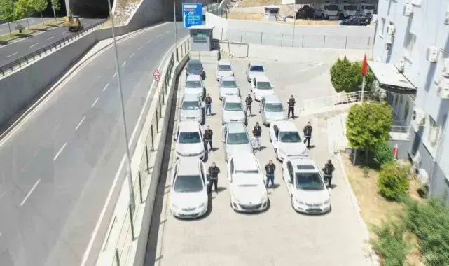 Depremde zarar gören otomobillere change işlemi yapan 9 şüpheli yakalandı