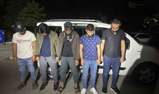 Göçmen kaçakçılığı yapıp, sahte ehliyet kullanan şahıs tutuklandı