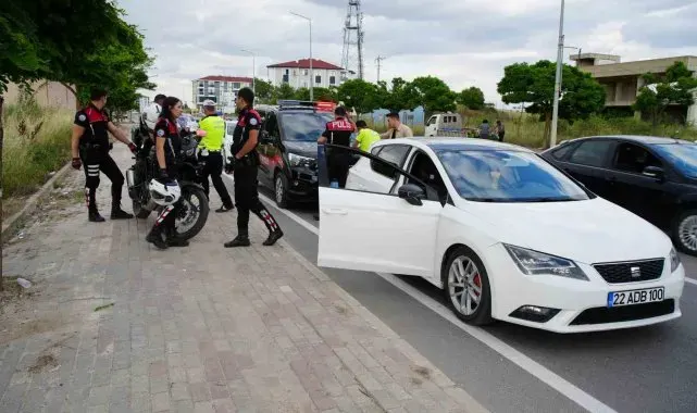 Edirne'de dur ihtarına uymadılar: Otomobilden uyuşturucu attılar