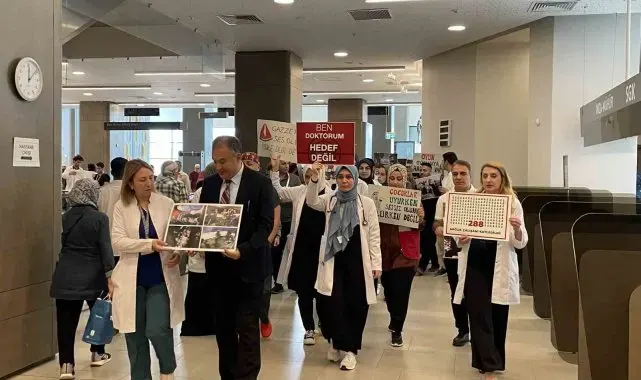 Hastane koridorlarında sessiz yürüyüş ile Gazze'deki katliama dikkat çekildi