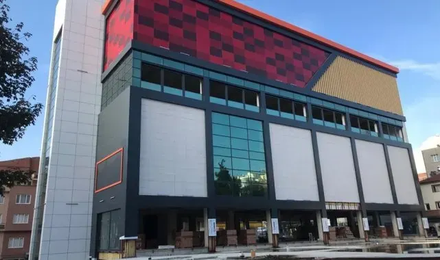 Bilecik'te yapımı yılan hikayesine dönen AVM yarın satışa çıkıyor