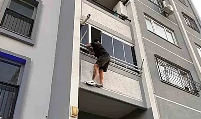 Uyuşturucu taciri balkondan sarkarken yakayı ele verdi