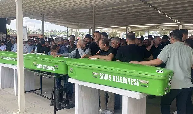 Minibüs kazasında hayatını kaybeden 3 kişi son yolculuğuna uğurlandı