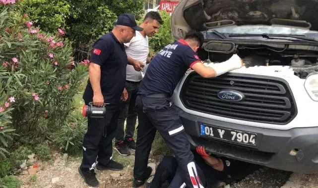 Kozan'da aracın motoruna giren kediyi CANKUR ekipleri kurtardı