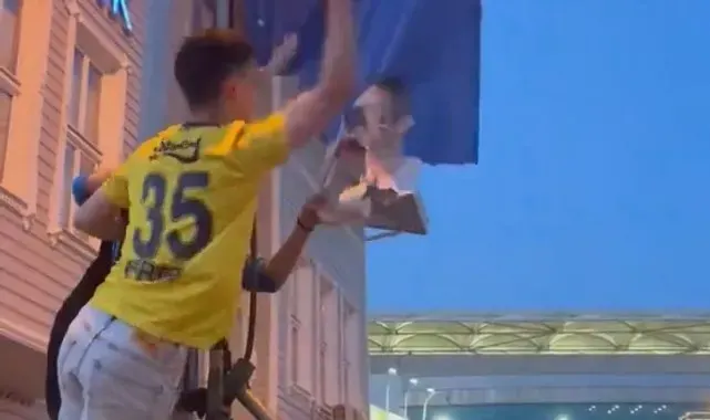 Fenerbahçe taraftarlarından Ali Koç'un afişlerine saldırı