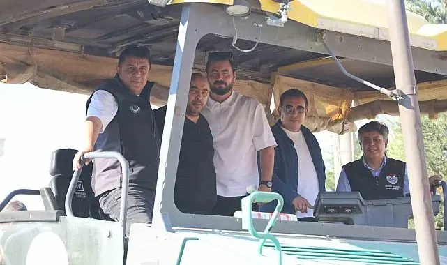 Başkan Durgut asfalt makinesinin başına geçti, ilk serimi başlattı