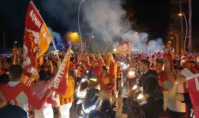 Marmaris'te Galatasaray taraftarları şampiyonluğu kutluyor