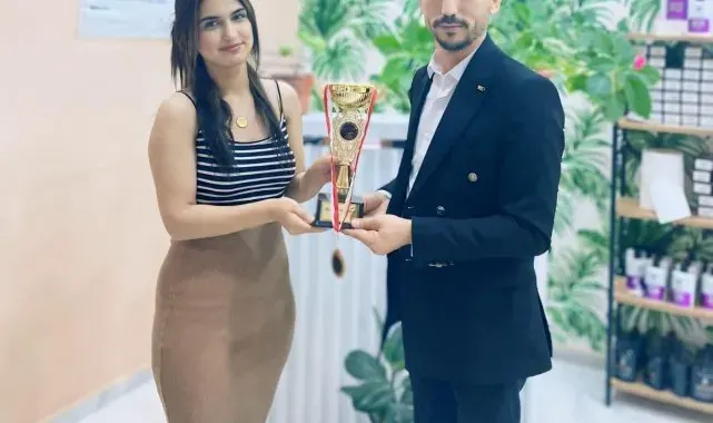 Manisalı kuaförler Antalya'dan iki kupa ile döndü