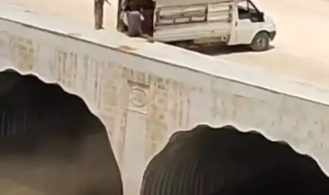 Kamyonetteki çöpleri dereye boşalttılar