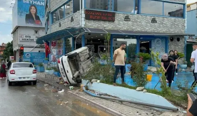 Direksiyon hakimiyetini kaybeden otomobil balıkçıya çarptı: 2 yaralı