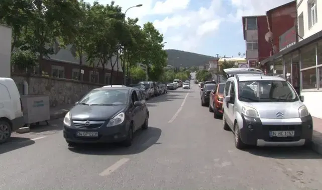 Ataşehir'de park halindeki kamyonetin çalınma anı kamerada