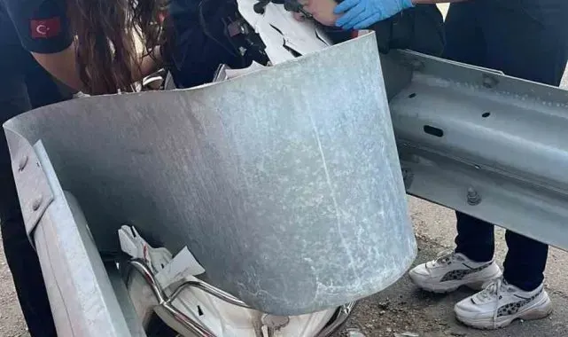 Motosiklet bariyerlere ok gibi saplandı, sıkışan sürücü kurtarıldı